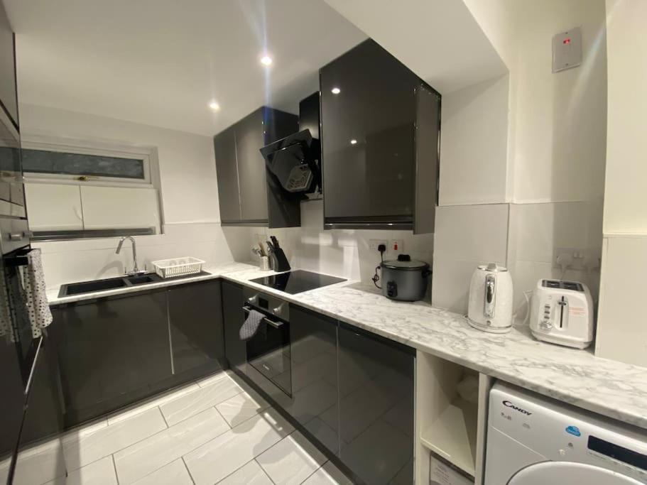 Mba Cosy 4 Bedroom House Watford (Hertfordshire)