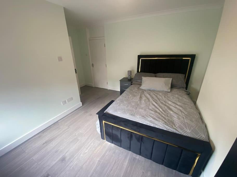 Mba Cosy 4 Bedroom House Holiday home Watford (Hertfordshire)